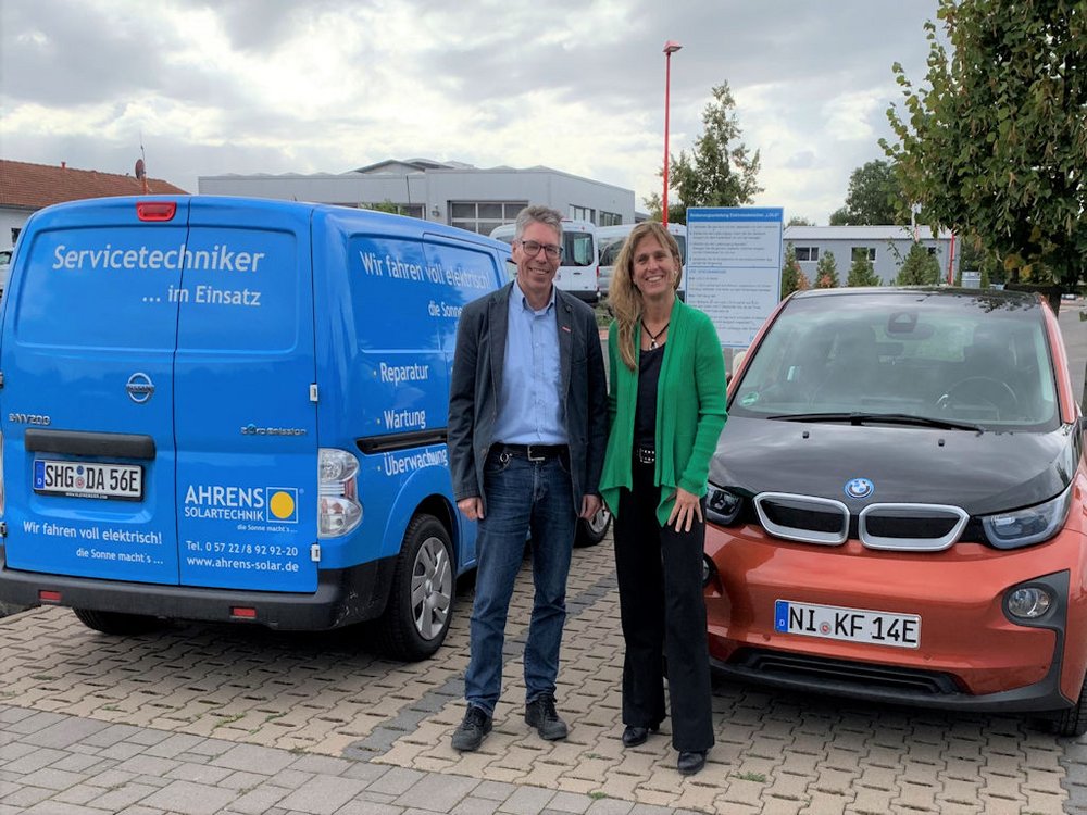 Dieter Ahrens und Katja Keul vor ihren Elektrofahrzeugen